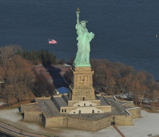 Político francês exige que os EUA devolvam a Estátua da Liberdade à França. Mas qual a verdade oculta sobre esse monumento?