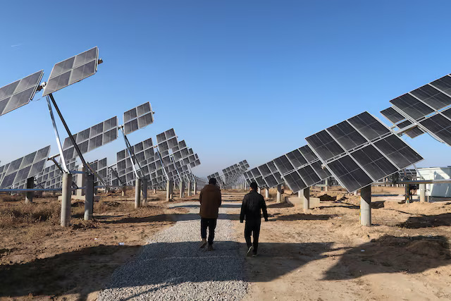 EUA impõem tarifas de até 3.521% sobre painéis solares importados do sudeste da Ásia. 1