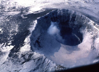 Oficial da Marinha dos EUA viu base alienígena secreta escondida na Antártida.