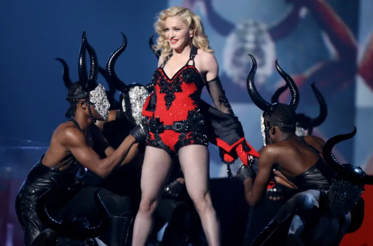 O show satânico de Lady Gaga e o controle da indústria da música pela Maçonaria. 1