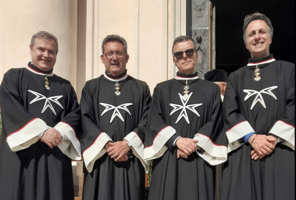 A CIA é a Agência Católica de Inteligência dos jesuítas. 8