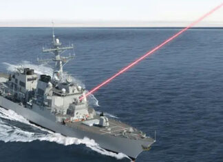 Armas de energia dirigida dos EUA atacam grande nave extraterrestre no espaço.