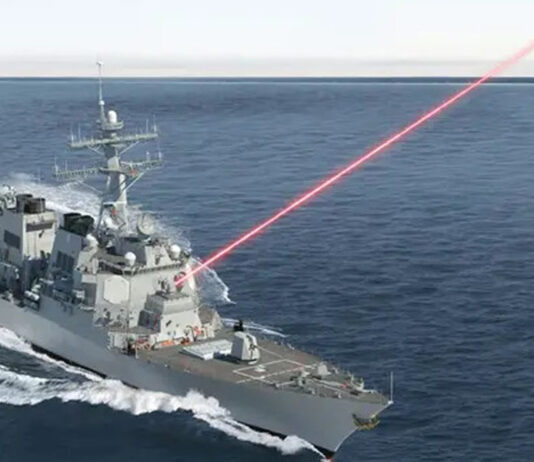 Armas de energia dirigida dos EUA atacam grande nave extraterrestre no espaço.