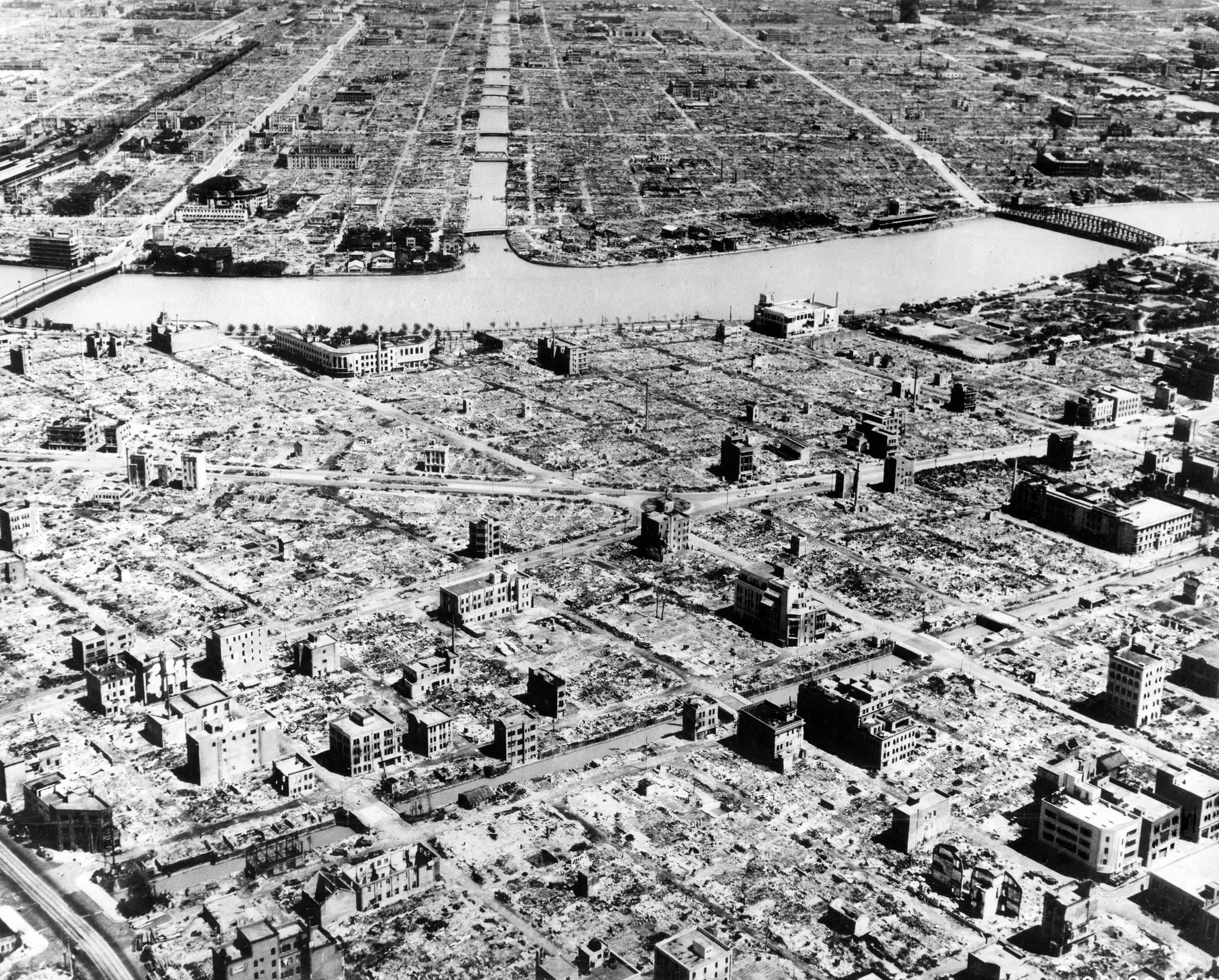 Hiroshima e Nagasaki foram destruídas por bombas incendiárias e não por bombas nucleares? 3