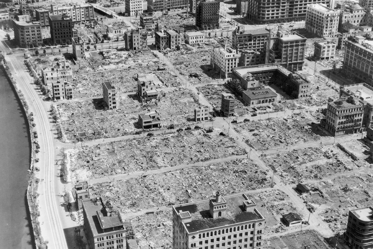 Hiroshima e Nagasaki foram destruídas por bombas incendiárias e não por bombas nucleares? 2