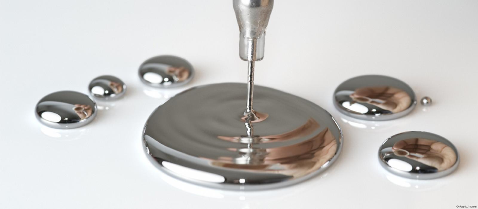 O Secretário de Saúde dos EUA proíbe o mercúrio, uma neurotoxina, em todas as vacinas nos EUA. 1