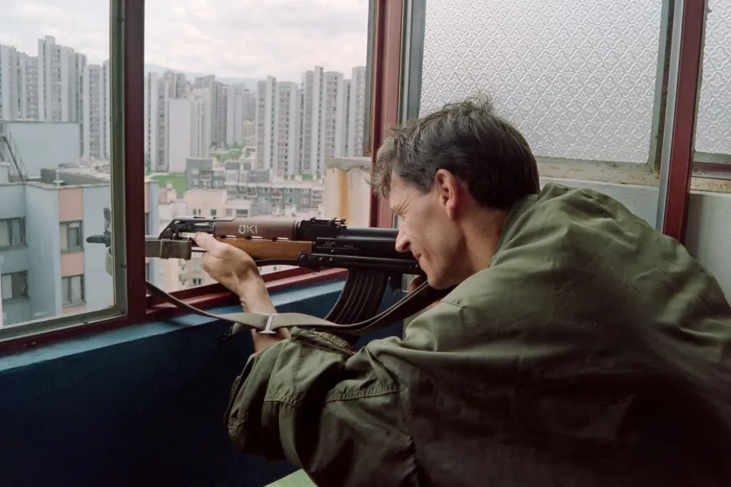 Turistas ricos pagaram para atirar e matar civis durante a guerra da Bósnia “por diversão”. 1