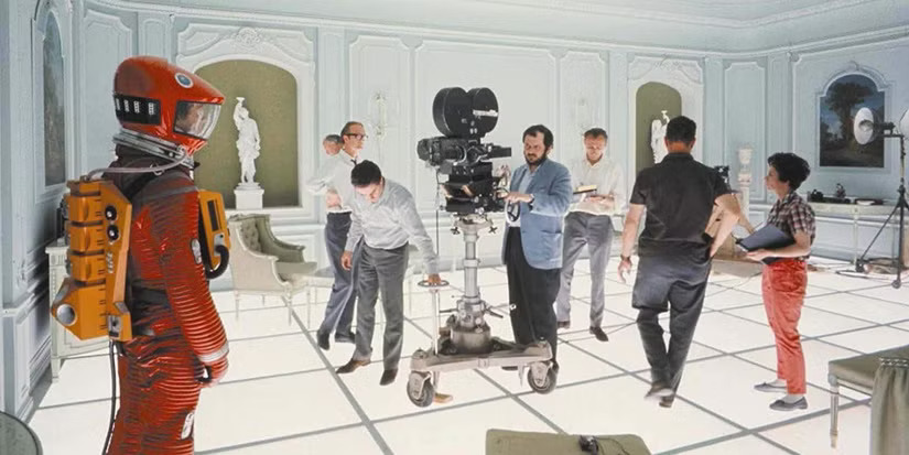Em seu filme "O Iluminado", Stanley Kubrick mostrou seu envolvimento na farsa Apollo 11 da NASA. 1