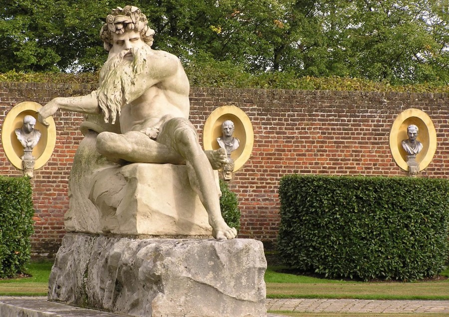 Há séculos estátuas, colunas e elementos decorativos são feitos de pedra artificial fundida. 8