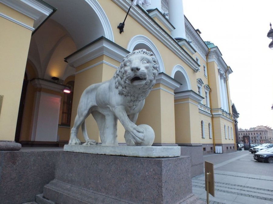 Há séculos estátuas, colunas e elementos decorativos são feitos de pedra artificial fundida. 6