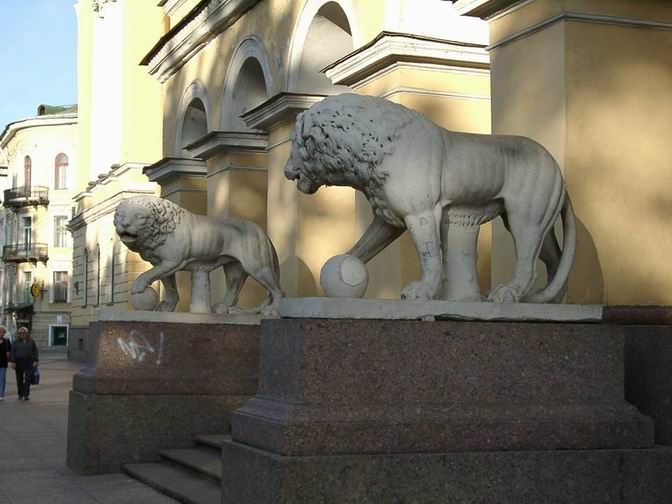 Há séculos estátuas, colunas e elementos decorativos são feitos de pedra artificial fundida. 5