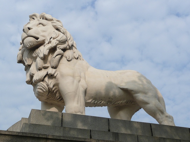 Há séculos estátuas, colunas e elementos decorativos são feitos de pedra artificial fundida. 3