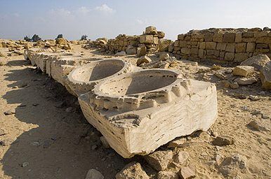 Há séculos estátuas, colunas e elementos decorativos são feitos de pedra artificial fundida. 1