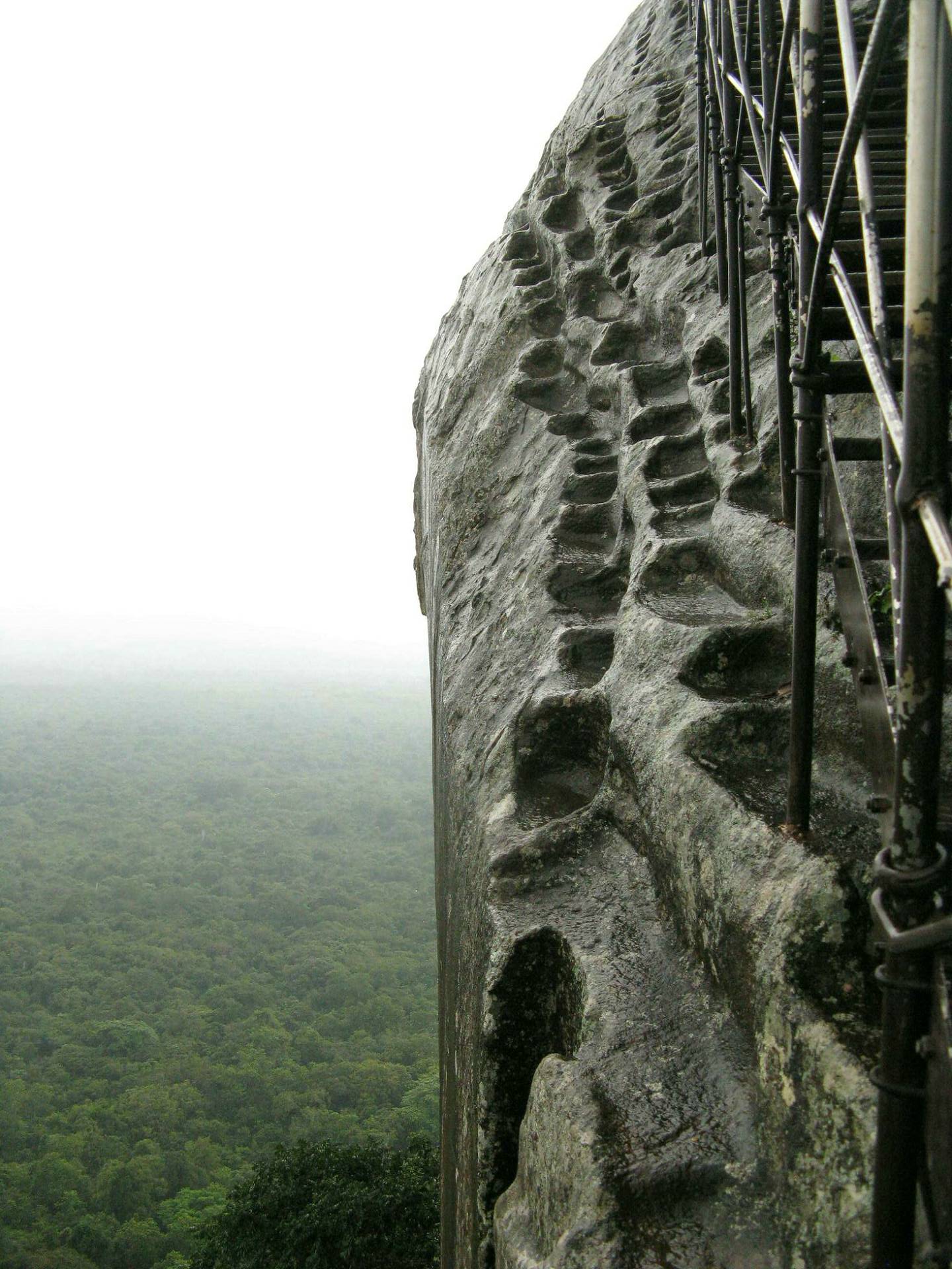 A tecnologia extraterrestre para liquefazer e moldar rocha com calor e frequências sonoras. 13