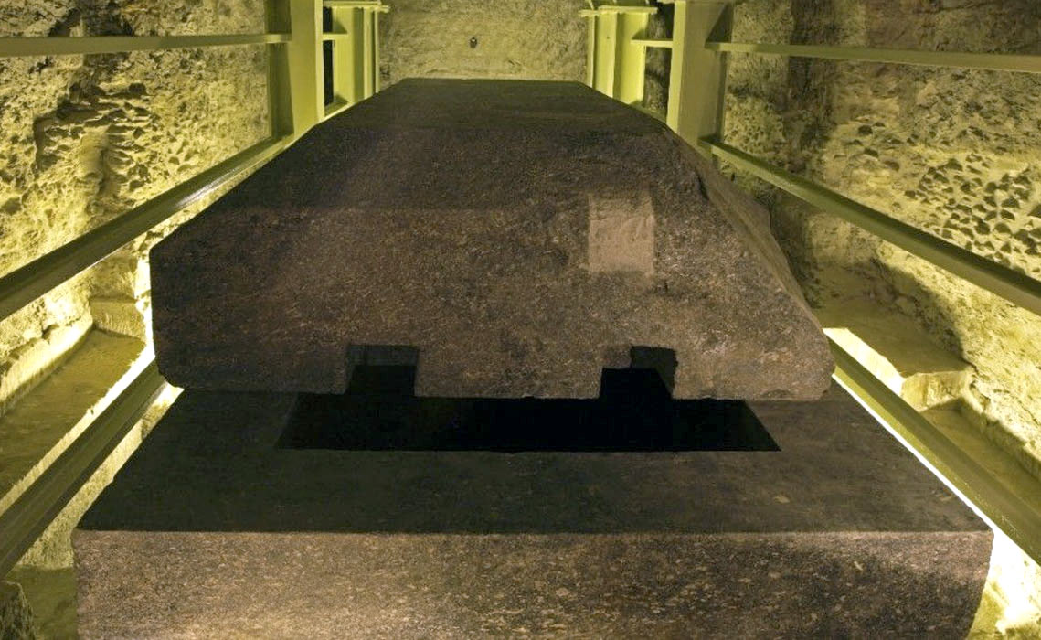Os enormes sarcófagos do Serapeum de Saqqara guardavam tecnologia alienígena? 7