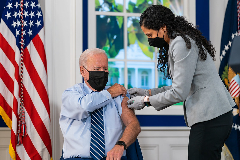 Biden isentou os membros do Congresso e juízes da obrigatoriedade de vacinação contra a Covid pois sabia que as injeções eram tóxicas. 1