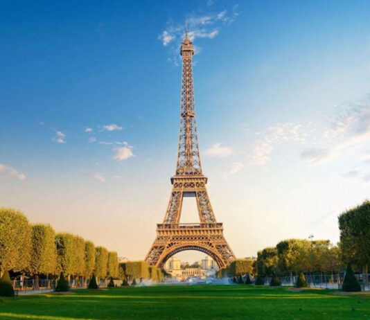 Gustave Eiffel, Nikola Tesla e os mistérios sobre a construção da Torre Eiffel em Paris.