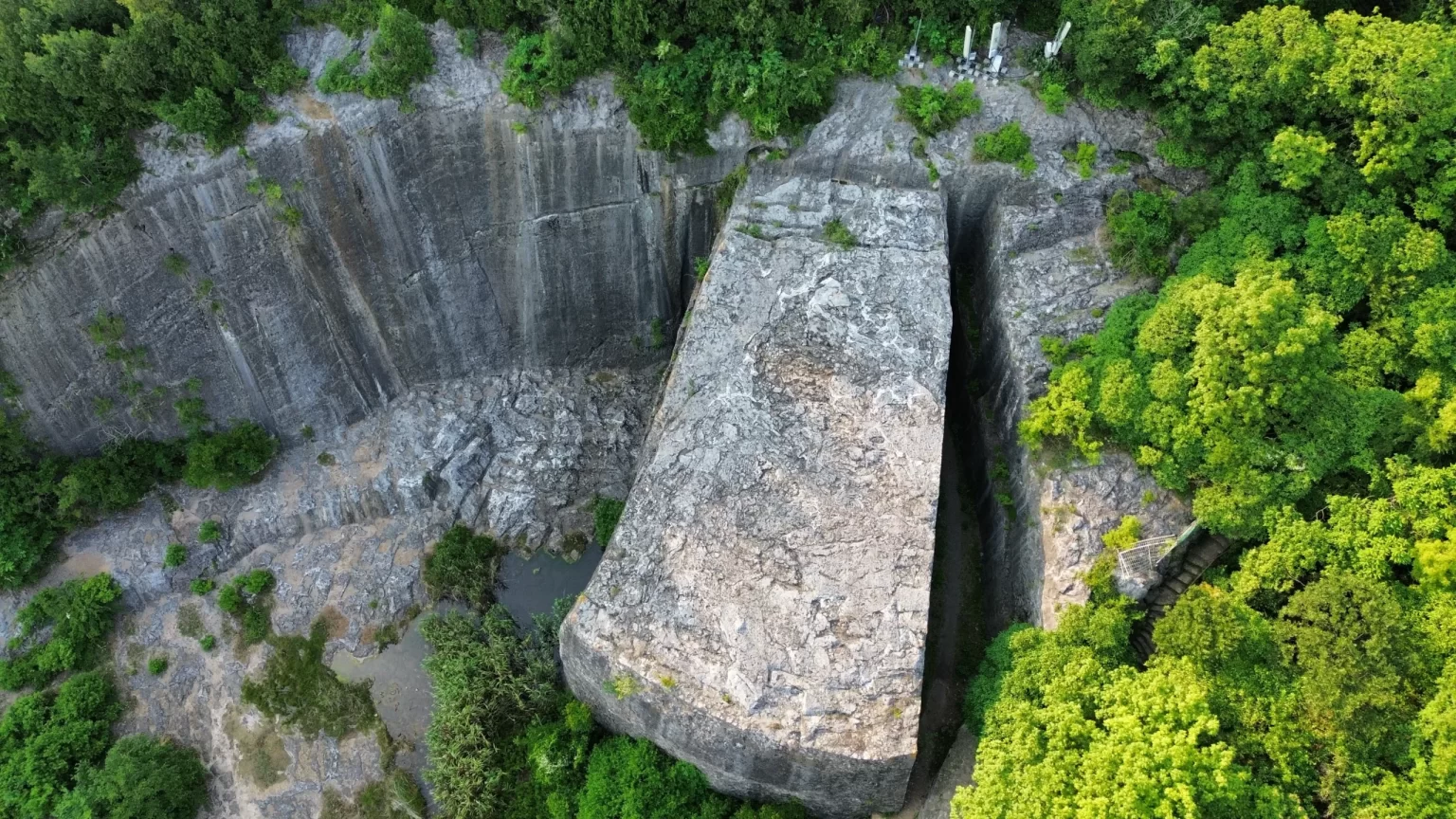 Os enormes megálitos da Pedreira de Yangshan na China são obra de extraterrestres? 8