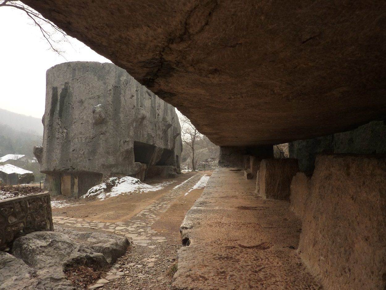 Os enormes megálitos da Pedreira de Yangshan na China são obra de extraterrestres? 10