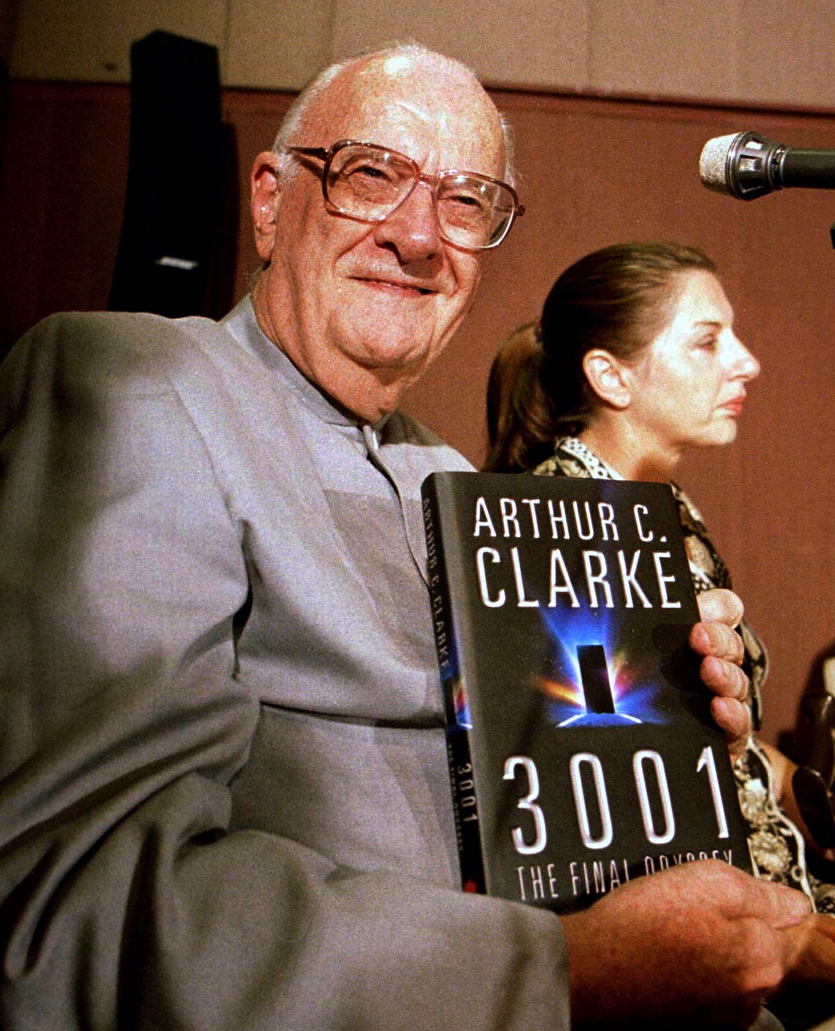 Do livro à PsyOp: Como a ficção de Arthur C. Clarke antecipou uma falsa salvação extraterrestre através do Projeto Blue Beam. 10