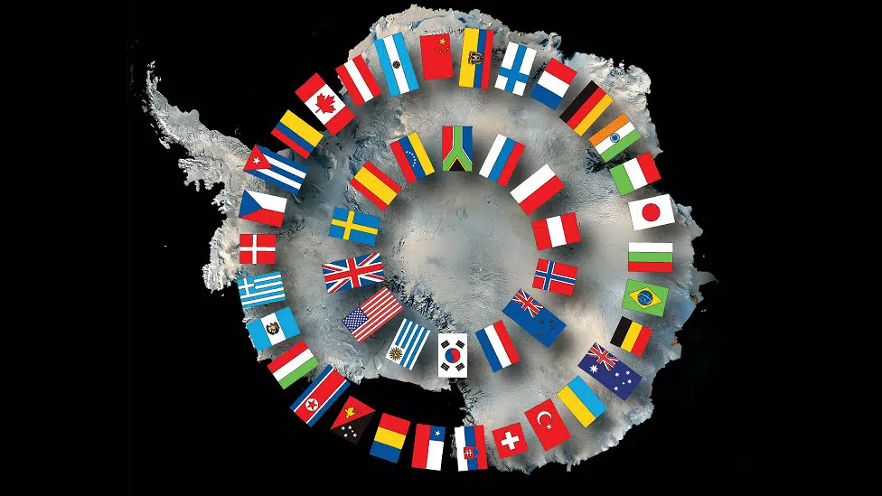 O Tratado da Antártida de 1959 visa proteger as bases de alienígenas na região e a entrada para o interior da Terra. 1