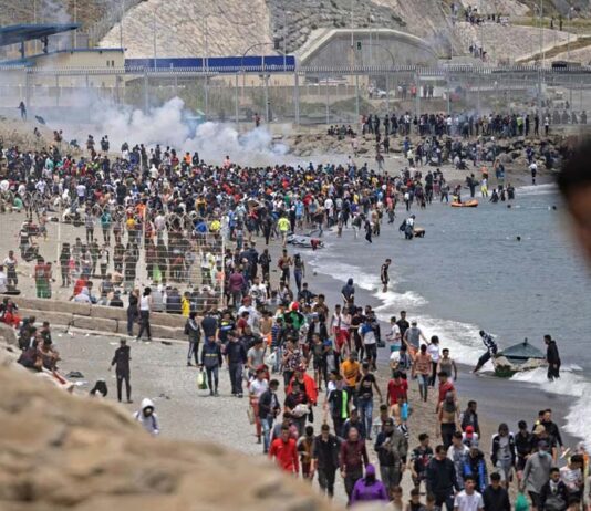 Milhares de imigrantes marroquinos invadem a Espanha com permissão do governo espanhol.