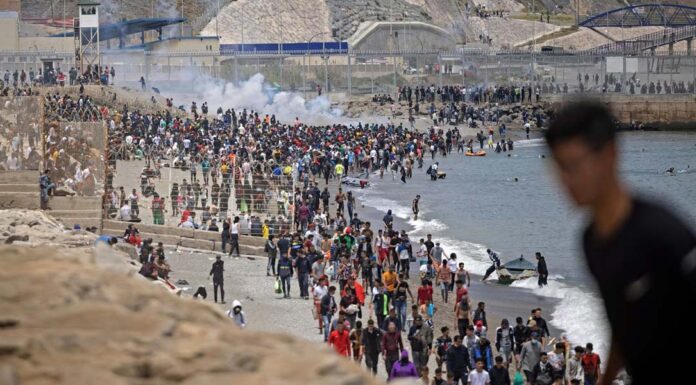 Milhares de imigrantes marroquinos invadem a Espanha com permissão do governo espanhol.
