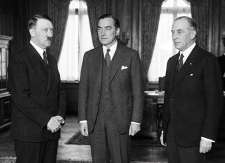 Hitler denunciou o plano de eliminar a raça branca do Conde Kalergi e dos judeus sionistas.