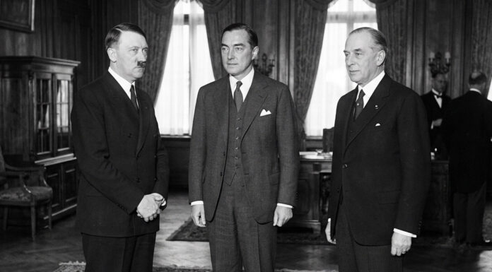 Hitler denunciou o plano de eliminar a raça branca do Conde Kalergi e dos judeus sionistas.